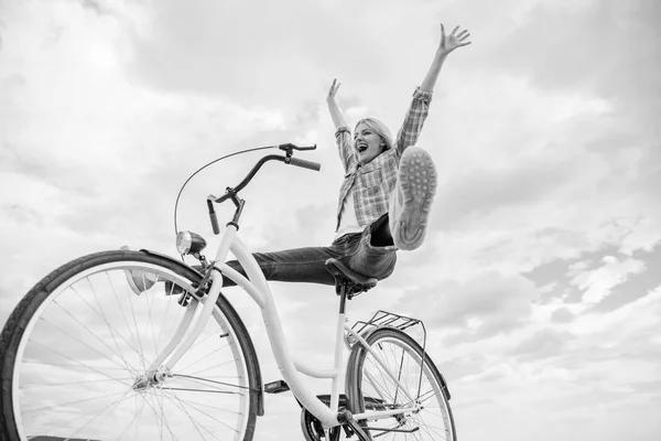 Die Frau fühlt sich glücklich, während sie Radfahren genießt. Mädchen fährt Fahrrad Himmel Hintergrund. Wie Radfahren Ihr Leben verändert und Sie glücklich macht. Gründe, Fahrrad zu fahren. Psychische Gesundheit profitiert. Auf dem Weg zum Glück — Stockfoto