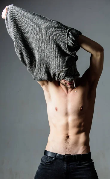 Guy sexy torso muscular quitarse la ropa fondo gris. Seductor macho sentirse sexy. Cuerpo sexy bohemio. Objeto del concepto de deseo. Atrapado en estado de desnudez. Hombre guapo sexy hipster desvestirse — Foto de Stock