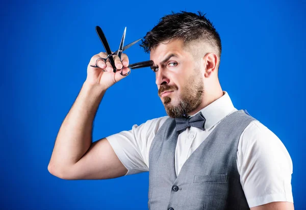 Segreti da barbiere. Barbiere con attrezzi da barbiere vintage. Uomo barbuto con rasoio e forbici in barbiere retrò. Hipster con barba nel negozio di barbiere. Uomo con barba e baffi nel salone da barba — Foto Stock