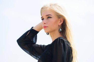 Kökleri beyazlatma. Ağartılmış saçımı kurtarıyor. Dikkat çekmek nasıl saç ağartılmış. Kız ihale sarışın makyaj yüz gökyüzü arka plan. Nasıl hızlı ve güvenli bir şekilde ağartılmış saç onarım. Kuaför ipuçları kavramı