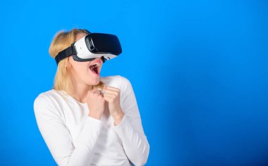 3D teknolojisi, sanal gerçeklik, eğlence, siber ve insanlar kavramı. Dijital arabirimi ile etkileşim artar dünya keşfetmek mutlu bir kadın. Sanal gerçeklik deneyimi.