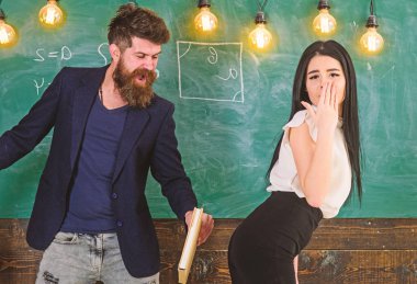 Kız çaresiz yüz öğretmen tarafından cezalandırılır. Öğretmen kitap ile onun kalça üzerinde tokat ile seksi öğrenci cezalandırır. Adam sakal tokat seksi öğrenci, kara tahta arka plan ile. Rol oyun concep