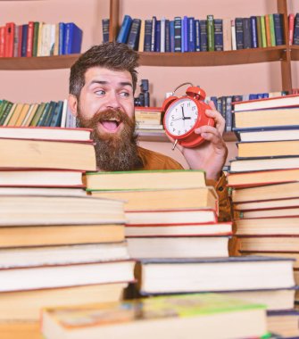 Adam, çalar saat ile kitap yığınları dışarı bakmak bilim adamı. Öğretmen ya da sakal Kitaplığı'nda eğitim ile öğrenci. Zaman akışı kavramı. Mutlu yüz saat, raflardan zemin üzerine bakarak adam