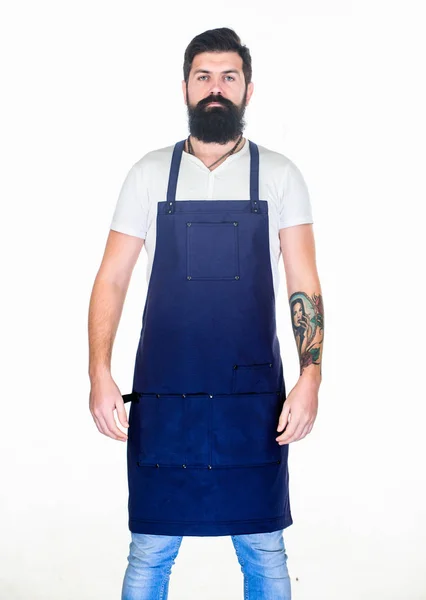 Peluquería peluquería para hombres. Hombre brutal barbudo hipster con bigote desgaste delantal uniforme. Personal de barbería. Salón de peluquería de barba. Peluquero macho bien arreglado. Estilo Hipster. Concepto de barbería —  Fotos de Stock