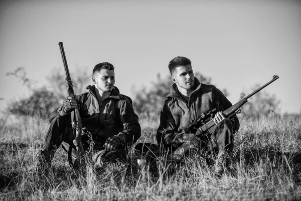 Reste pour les vrais hommes concept. Discuter de capture. Chasseurs avec des fusils relaxant dans l'environnement naturel. Ami chasseur profiter des loisirs dans le champ. Chasseurs gamekeepers détente. Chasse avec des amis loisirs passe-temps — Photo