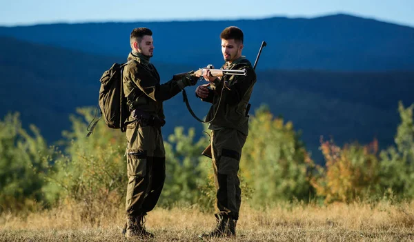 Barátság férfi vadászok. Katonai egységes módon. Hadsereg erői. Álcázás. Vadászat készség és fegyver berendezések. Hogyan kapcsolja be a hobbija a vadászat. Ember vadászok puska fegyvert. Boot camp. a vadászat — Stock Fotó