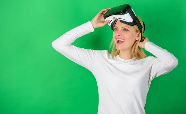 Nő a virtuális-valóság sisak. A nő figyelte a virtuális valóság látás. Szép nő visel a virtuális valóság szemüveg a stúdióban. Szerkezeti játék. — Stock Fotó