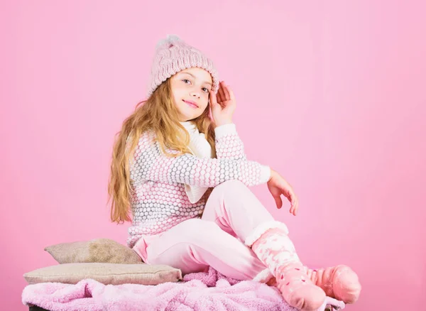 Inverno moda conceito roupas quentes. Criança cabelo longo chapéu de lã quente desfrutar quente. Acessórios quentes que irão mantê-lo aconchegante neste inverno. Menina criança desgaste tricotado chapéu quente relaxante fundo rosa — Fotografia de Stock