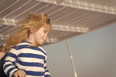 Denizde unutulmaz aile tatili. Çocuk mutlu yüz çizgili gömlekli denizci. Çocuk Yolcu gemisi tatil keyfini çıkarın. Aile tatil cruise gemi. Çocuk çocuk yürümeye başlayan çocuk uzun saç seyahat eden deniz cruise