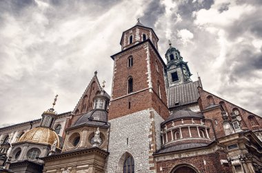 Wawel katedral Kulesi ve krakow, Polonya Şapel ile. Katolik Kilisesi bulutlu gökyüzü üzerinde Gotik tarzı. Mimarlık ve tasarım. Tatil ve Yolculuk tutkusu