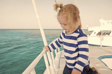Aile gezisi tatil. Çocuk çocuk yürümeye başlayan çocuk seyahat eden deniz gezisi. Çizgili gömlekli çocuk genç denizci gibi görünüyor. Çocuk Yolcu gemisi tatil keyfini çıkarın. Ailecek tatile cruise gemi herşey dahil Tur