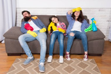 Yorgun aile. aile evi temizlendikten sonra bitkin. yorgun aile temizlik ürünleri tutun. Anne, baba ve kız yorgun rahatla. Kimse daha iyi yapamaz. hizmetçi bitkin. Yorgun ve bitkin hissediyorum