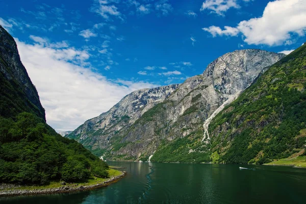 Gemili ya da turistik tekneli uçurumlar arasındaki su. Nehir gölü ve yüksek taşlı dağlar büyüleyici doğa cazibesi Homerswag. İskandinav macerası. İskandinav güzelliğinde dolaşın — Stok fotoğraf
