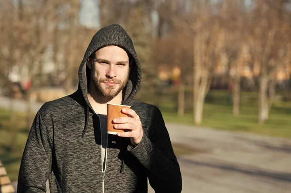 Pero primero café. Hombre mañana trote bebidas café fondo urbano. Tomar un momento disfrutar del día. Deportista relajándose con café por la mañana. Chico guapo atractivo deportista relajante al aire libre —  Fotos de Stock