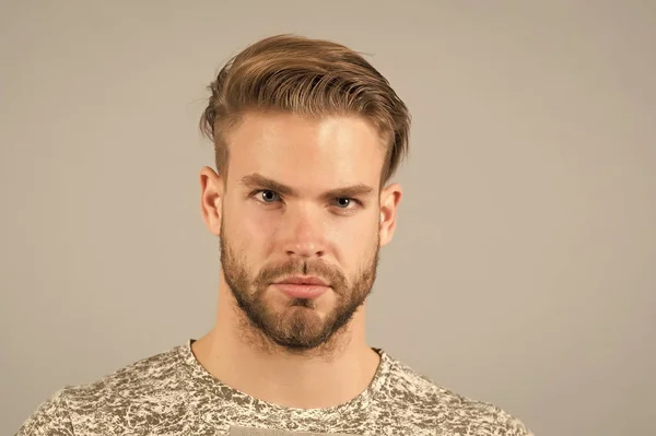 Guapo y seguro. Hombre barba sin afeitar bien peinado se ve guapo y fresco. Chico barbudo atractivo se preocupa por la apariencia. Hombre cerda seria cara estricta, fondo negro de cerca — Foto de Stock