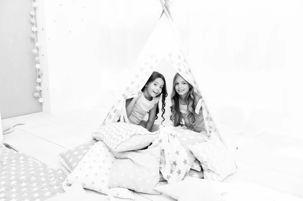 Meninas se divertindo casa Tipi. Lazer feminino. Irmãs compartilham fofocas se divertindo em casa. Aconchegante casa Tipi lugar. Irmãs ou melhores amigos passar o tempo juntos leigos na casa de Tipi. Festa de pijama para crianças — Fotografia de Stock