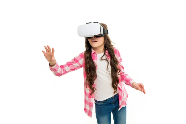 Educação virtual. Desgaste da criança hmd explorar realidade virtual ou aumentada. Tecnologia futura. A rapariga interage com a realidade cibernética. Jogar jogo cibernético e estudo. Educação moderna. Tecnologias de educação alternativa — Fotografia de Stock