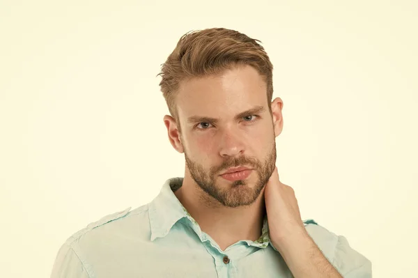 Hombre de aseo. Es hora de un nuevo corte de pelo. hombre guapo con la cara sin afeitar aseo por la mañana. belleza aseo para el hombre aislado en blanco. modelo de moda hombre aseo en la mañana. — Foto de Stock