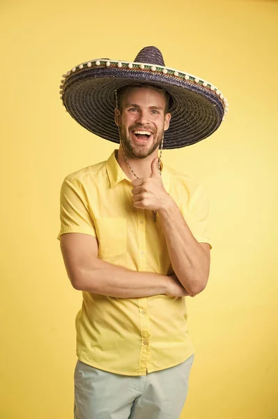 México. hombre feliz sombrero sombrero símbolo mexicano. estilo mexicano de hombre feliz. El hombre del sombrero de verano muestra el pulgar hacia arriba. vacaciones de verano en México — Foto de Stock