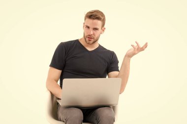 Maço kullanım dizüstü bilgisayar üzerinde beyaz izole. Kişisel bilgisayar rahat kıyafet içinde olan adam. Çevik iş ve iletişim. Yakışıklı blogger. Modern yaşamın sosyal ağ. Enterne dalga köpüğü ve sanal dünya