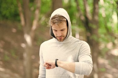 Dijital fitness. modern fitness dijital. fitness bilezik olan adam. spor dijital pazarlama. dijital teknoloji modern yaşam ve fitness. Teknolojileri Eğitimi kolaylaştırmak