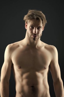 Seksi göğüs ve karın ile vücut geliştiricisi. Adam atlet Sığdır gövde ile. Sporcu altı paketi ve ab kas göster. Egzersiz ve spor salonunda eğitim etkinliği. Spor welness ve fitness kavramı