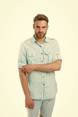 Beyaz arka planda ciddi görünen sakallı bir adam. Sıradan giyinmiş moda adamı. Kendine güveni tam. Özgüven ve karizma. Sadece yakışıklı.