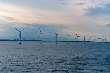 Rüzgar türbinleri denizde Kopenhag, Danimarka. Yenilenebilir ve alternatif sürdürülebilir enerji üretimi için offshore rüzgar çiftliği. Yeşil ekonomi. Ekoloji ve çevre. Eko güç