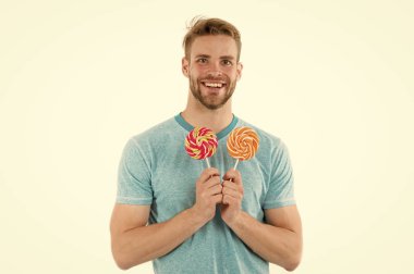 lolipop. beyaz izole lolipop mutlu adam. lolipop gülümseyen adam elinde. şeker şeker lolipop dükkanda. Tatlı bak.