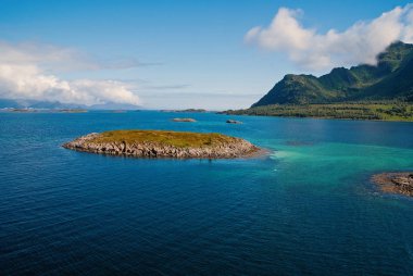 Dünya keşfetmek. Yuvarlak dünya cruise. Ada taşlı pastoral deniz suyu Norveç'te çevrili. Deniz ada güneşli. Ada taşlı kayalıklarla sahil. En iyi doğa Norveç'te gidilecek yerler