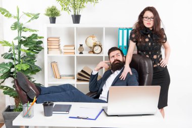 Tembel patron ofisi. Masaj sunuyoruz. Adam hipster patron sit deri koltuk ofis iç sakallı. İşyerinde patron ve sekreter kız. İş ilişkileri. İş insanlar ve personel kavramı