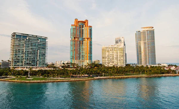 Binalar Miami, ABD Deniz kıyısında. Bulutlu gökyüzü bina evler — Stok fotoğraf