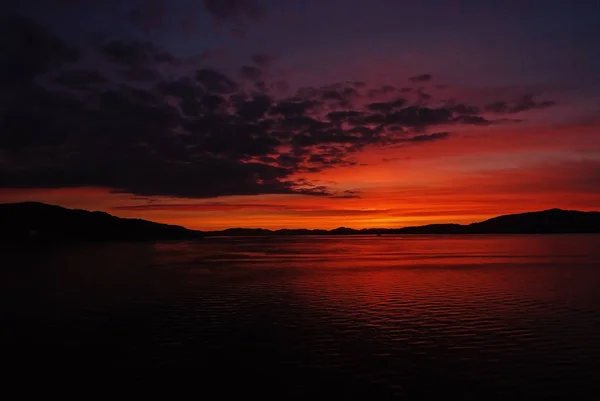 Meer in der Abenddämmerung in Bergen, Norwegen. Reisen mit Abenteuern in das schöne Norwegen. Seelandschaft nach Sonnenuntergang. dramatischer Himmel über dem untergehenden Meerwasser. Sonnenaufgang. Schönheit der Natur. Fernweh und Urlaub — Stockfoto