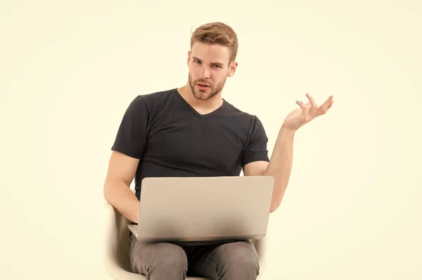 Macho χρήση laptop απομονωμένα σε λευκό. Άνθρωπος με προσωπικό υπολογιστή casual ντύσιμο. Ευέλικτη επιχειρηματικές και επικοινωνίας. Όμορφος blogger. Σύγχρονης ζωής στο κοινωνικό δίκτυο. Σερφάρισμα στο διαδίκτυο και εικονικό κόσμο — Φωτογραφία Αρχείου