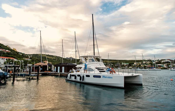 Philipsburg, Sint Maarten - 24 gennaio 2016: yacht ancorato al molo del mare. La gente si siede sul ponte della nave moderna. Viaggio di lusso su yacht, vagabondaggio. Vacanze estive ai Caraibi. Trasporti marittimi e navi — Foto Stock