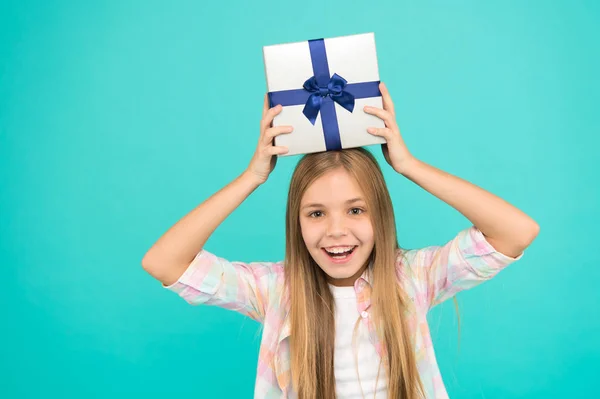 Niña sostiene caja de regalo de cumpleaños. Todos los niños sueñan con tal sorpresa. Cumpleaños niña llevar regalo. Haciendo regalos. Lista de deseos de cumpleaños. Felicidad y alegría. Feliz cumpleaños. Agradable sorpresa. — Foto de Stock