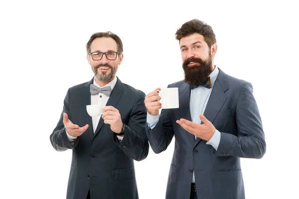 Pause thé. Hommes entrepreneurs réussis sur fond blanc. Rejoignez notre équipe d'affaires. Concept de gens d'affaires. Les hommes barbus élégants portent des costumes formels. Homme d'affaires bien entretenu tenir tasse de thé — Photo