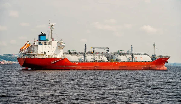 Manaus, Brasilien - 04. Dezember 2015: Frachtschiffe im blauen Meer. Liefer- und Lieferkonzept. Seeverkehr und Transport. Fernweh und Reisen — Stockfoto