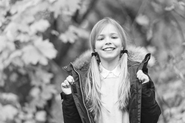 Gelukkig klein meisje draag herfst mode. Gelukkig weinig meisje glimlach buiten. Worden in de mode. Must have mode voor val. De herfst is een tweede lente wanneer elk blad een bloem is — Stockfoto