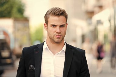 İşadamı pronlems çözmek hazır. Bakımlı zarif resmi takım elbise kentsel arka plan yürür. İşadamı ciddi hızlı yürüyüş sırasında öğle yemeği zamanı. İşadamı yakışıklı çekici ofis çalışanı