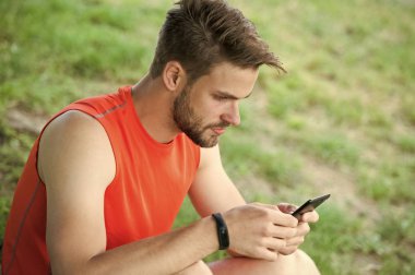 Çevrimiçi ve kullanılabilir kal. Sporcu metin sms temiz hava. Adam sakin ol yeşil çimenlerin üzerinde smartphone ile. Yaz etkinliği. Her zaman temas halinde. Teknolojileri Eğitimi kolaylaştırmak. Spor blog ve Web günlüğü
