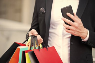 Siber Pazartesi veya siyah Cuma satış alışveriş. İş iletişimi için yeni teknoloji. Alışveriş torbaları ve smartphone adamın elinde. Sonra alışveriş günü. başarılı satın online için dijital pazarlama