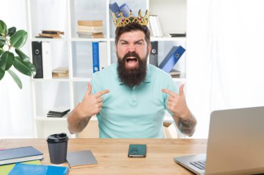Bana saygı. Altın taç adam kibirli kaba patronuyla ofiste oturmak. Üstünlük ve kendine güven. Office kralı. İş yerinde, ciddi patron. Agresif patron size bağıran. Ateş kavramı