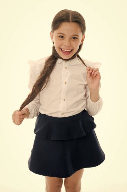 Saçların bütün yaz boyunca bu anı bekledi. Öğrenci kız uzun kıvırcık saçlı. Okuldayken güzel saç modelleri vardı. Muhteşem kuyruklar her gün için mükemmel. Saç stili, liseli kız. Güzel ve kolay.