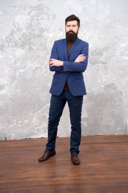 Resmi kıyafeti. Takım çok iyi bak. Şıklığı ve erkek tarzı. Şık kıyafet gri arka plan iş adamı veya ana bilgisayar. Moda kavramı. Şık tarzı. Adam sakallı hippi giyim Klasik takım elbise kıyafet
