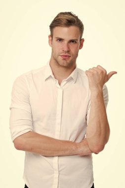 Bu modeli deneyin. Adam kendinden emin yüz beyaz arka plan yardımcı olmaya hazır. Kıl dükkanında yardım etmek adam. Adam dükkanı danışman kendinden emin ve misafirperver görünüyor. Tezgâhtar yan başparmak yukarı dönük