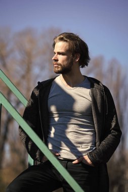 Asla durmayacak. Adam yakışıklı adam sabah yürüyüş mavi gökyüzü arka plan tadını çıkarın. Adam düşünceli başlangıç harika bir gün. Sabah dolgu enerji şarj. Sabah taze düşünceler getirir. Dakika take her gün kendinizi motive edin