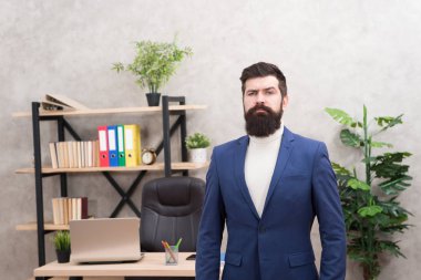 İyi bir lider iyi patrondur. Adam sakallı hippi patron ile dikkat bakıyorsun. Ofiste patron ayakta. Patron şikayetleri almak. İcra müdürü ve CEO'su organizasyonlarda liderlik başlıkları vardır