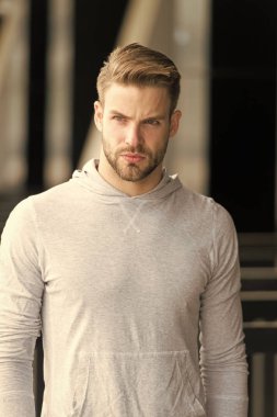 Maço kazak açık içinde. Temiz hava üzerinde ciddi bir yüz olan sakallı adam. Bir dakika mola. Casual tarzda. Sporty yakışıklı