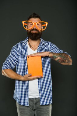 Önemsediğim tek şey bilgidir. Kitap nerd çalışma. Adam ders kitabı ile parti bardaklarda sakallı. Kitap nerd süslü gözlük takıyorum. Üniversite erkek öğrenci ders notları ile